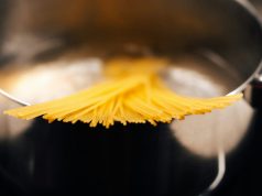 Çoğu Kişi Döküyor Ama Büyük Hata! Makarnanın Suyuyla Yapılabilecekler