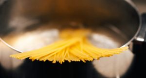 Çoğu Kişi Döküyor Ama Büyük Hata! Makarnanın Suyuyla Yapılabilecekler